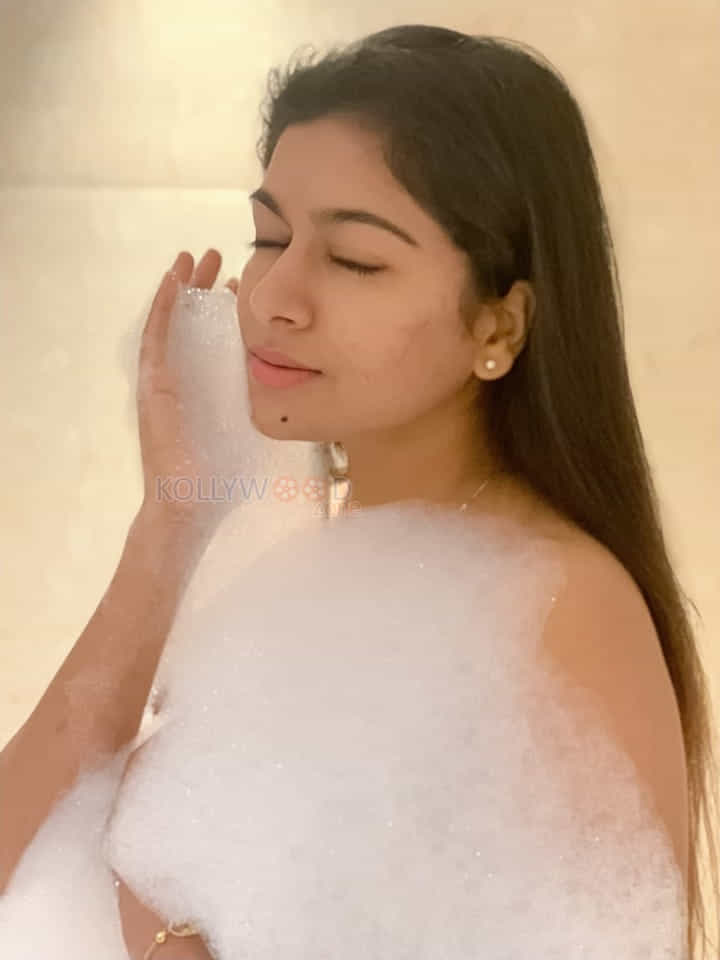 Bold And Beautiful Actress Akshatha Srinivas Naked Bubble Bath Photos