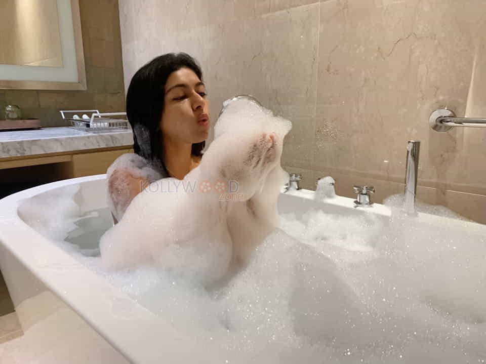 Bold And Beautiful Actress Akshatha Srinivas Naked Bubble Bath Photos