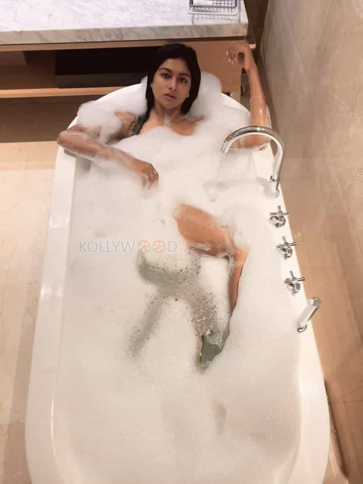 Bold And Beautiful Actress Akshatha Srinivas Naked Bubble Bath Photos