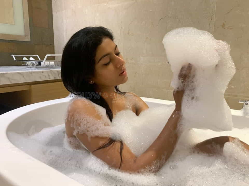 Bold And Beautiful Actress Akshatha Srinivas Naked Bubble Bath Photos