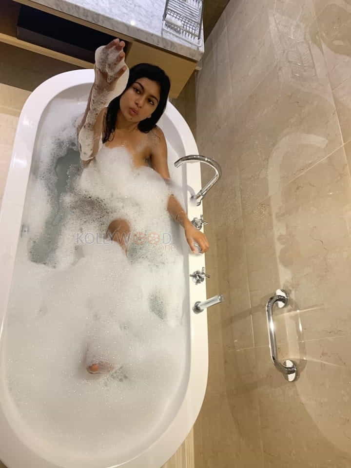 Bold And Beautiful Actress Akshatha Srinivas Naked Bubble Bath Photos