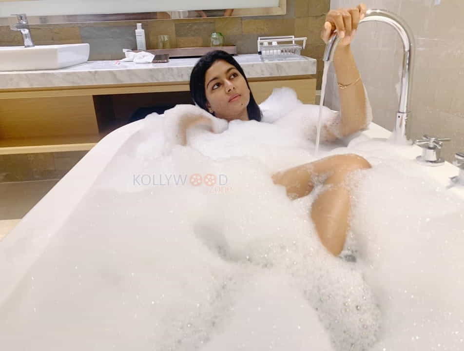 Bold And Beautiful Actress Akshatha Srinivas Naked Bubble Bath Photos