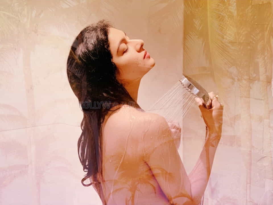 Bold And Beautiful Actress Akshatha Srinivas Naked Bubble Bath Photos