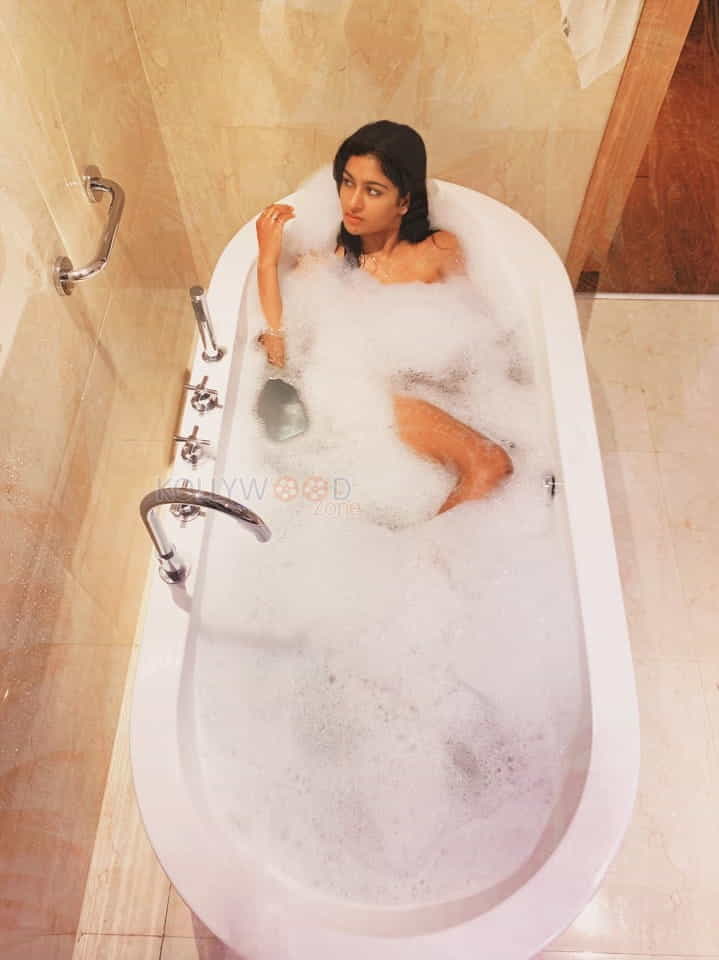 Bold And Beautiful Actress Akshatha Srinivas Naked Bubble Bath Photos