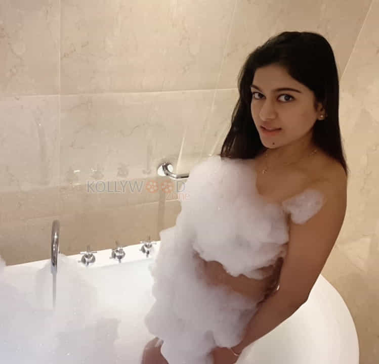 Bold And Beautiful Actress Akshatha Srinivas Naked Bubble Bath Photos