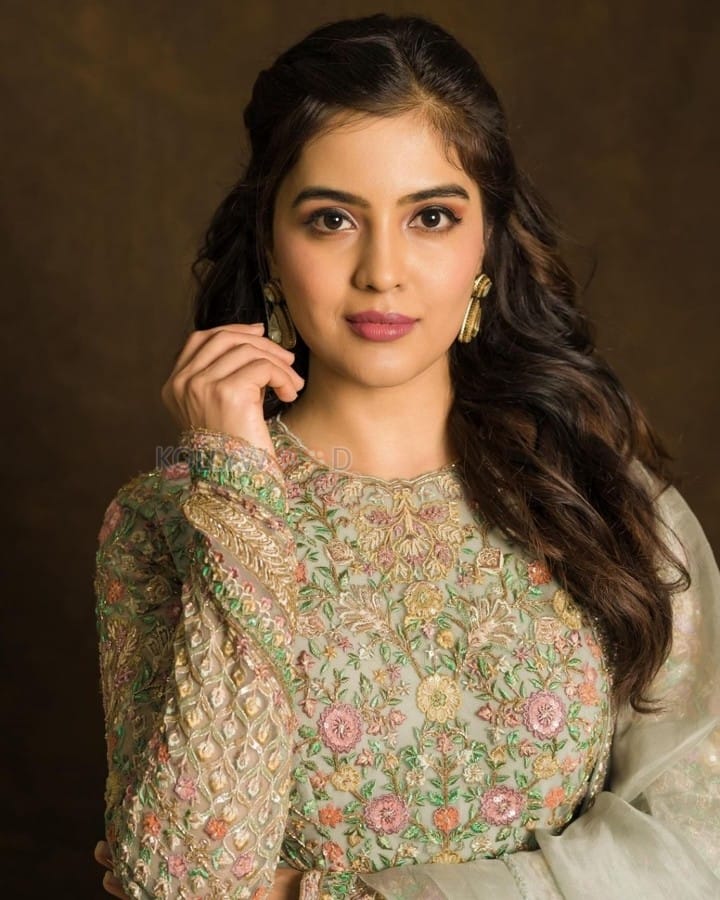 Breathtaking Beauty Amritha Aiyer in a Contemporary Ethnic Lehenga Dress Photos 01