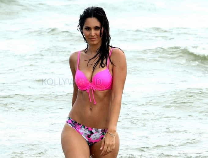 Bruna Abdullah Hot And Spicy Photos