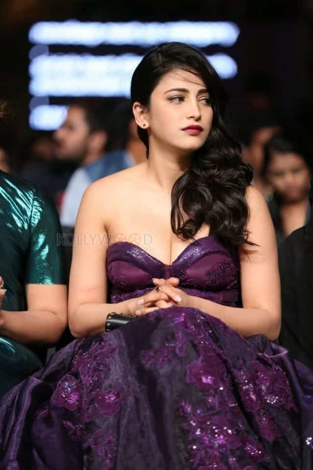 Busty Shruti Haasan at IIFA Utsavam Awards Photos 01