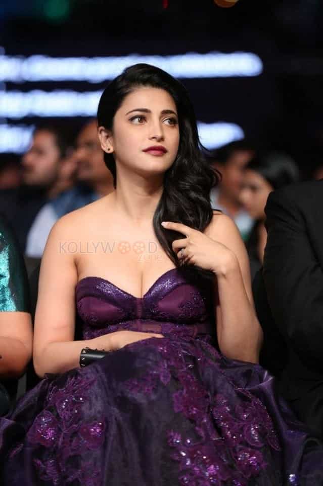 Busty Shruti Haasan at IIFA Utsavam Awards Photos 02