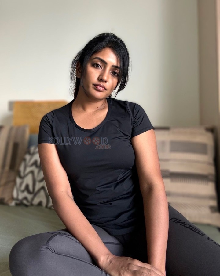 Chic Beauty Eesha Rebba in a Simple Black Top with Grey Pant Photos 03