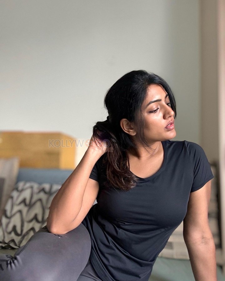 Chic Beauty Eesha Rebba in a Simple Black Top with Grey Pant Photos 04