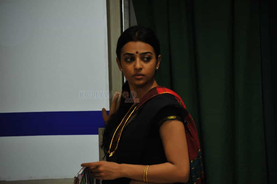 Chithiram Pesuthadi Actress Radhika Apte Stills