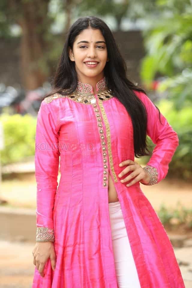 Daksha Nagarkar At Husharu Press Meet Photos