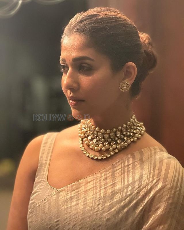 Gorgeous Nayanthara in a Simple Gray Saree with Exquisite Jewellery Pictures 03