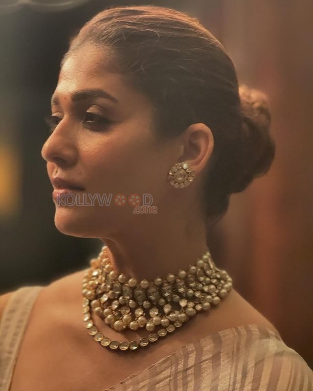 Gorgeous Nayanthara in a Simple Gray Saree with Exquisite Jewellery Pictures 05