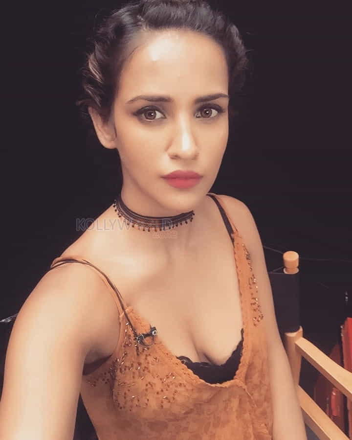 Model Aisha Sharma Sexy Photos