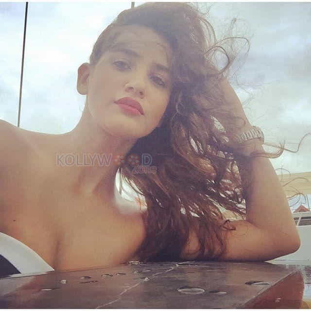 Model Aisha Sharma Sexy Photos