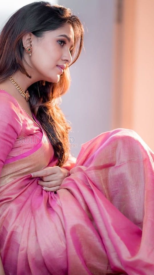 Pagaivanuku Arulvai Actress Vani Bhojan in a Pink Silk Saree Photos 02