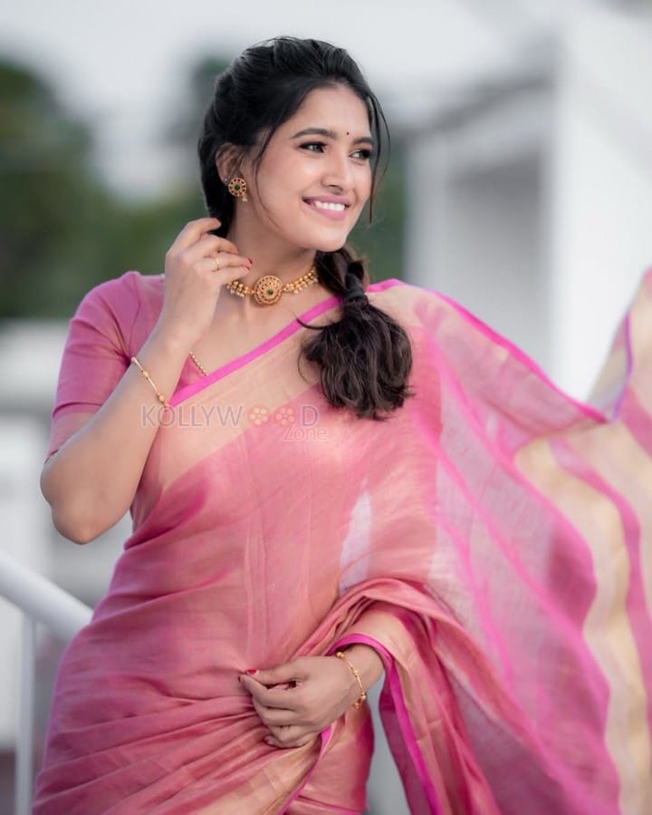 Pagaivanuku Arulvai Actress Vani Bhojan in a Pink Silk Saree Photos 03