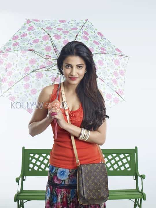 Poojai Movie Heroine Shruti Haasan Sexy Photos