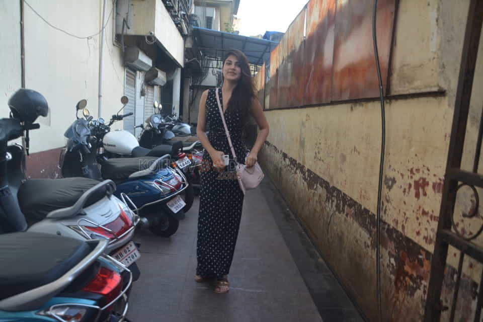 Rhea Chakraborty Spotted At Bandra Photos