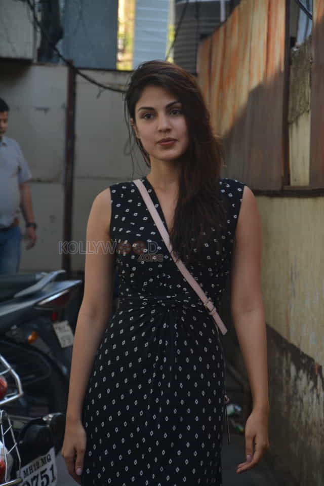 Rhea Chakraborty Spotted At Bandra Photos