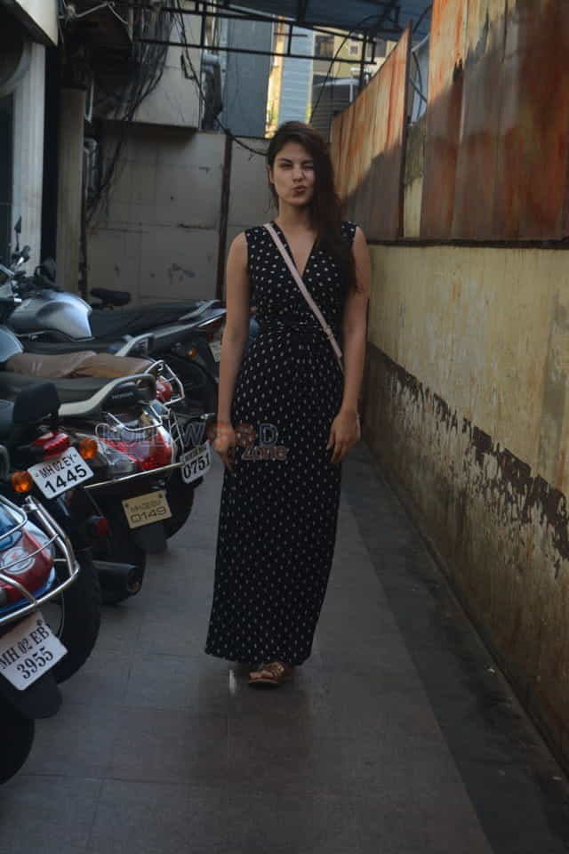 Rhea Chakraborty Spotted At Bandra Photos