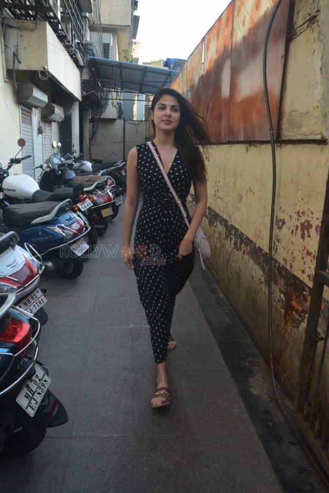 Rhea Chakraborty Spotted At Bandra Photos