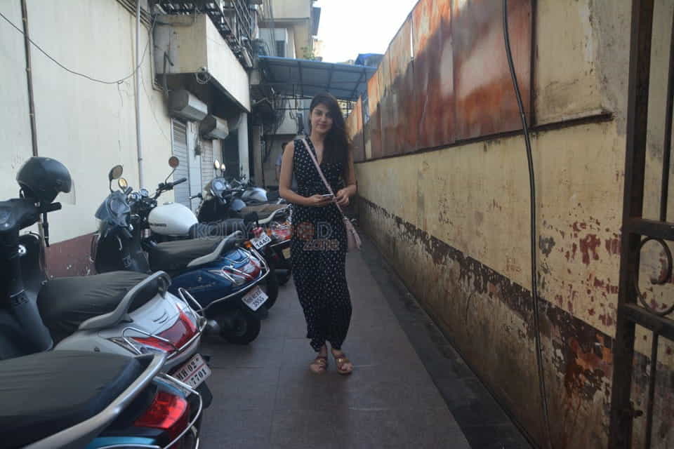 Rhea Chakraborty Spotted At Bandra Photos