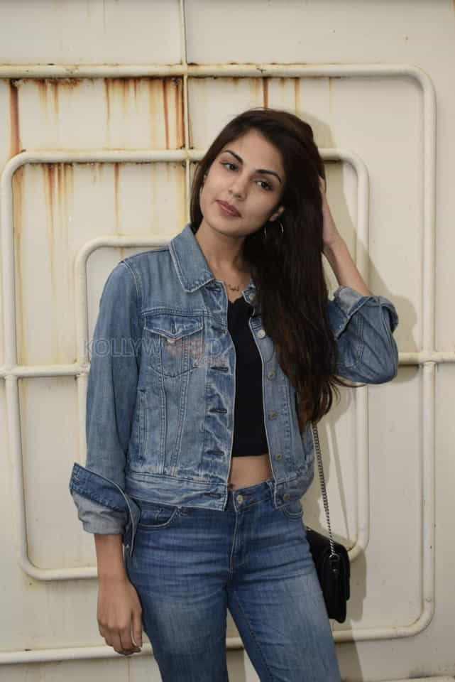 Rhea Chakraborty Spotted At Sunny Sound Juhu Photos