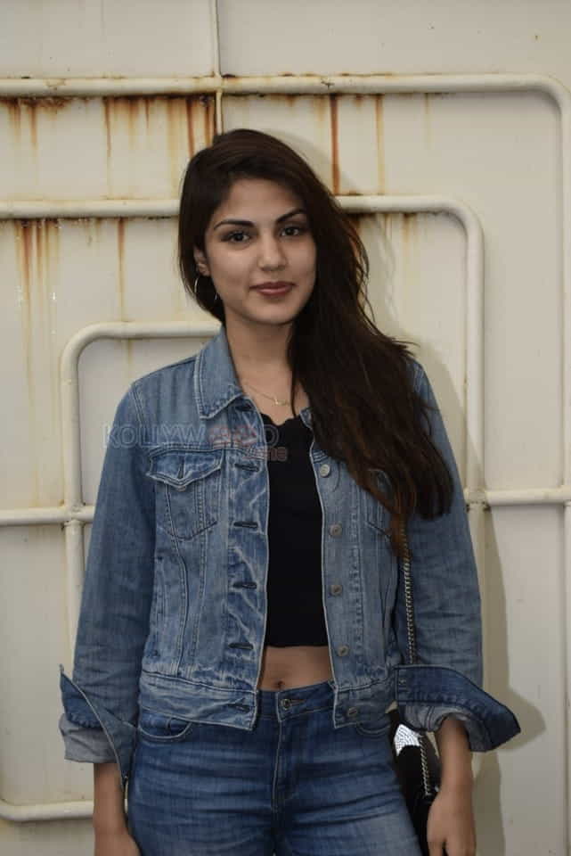 Rhea Chakraborty Spotted At Sunny Sound Juhu Photos