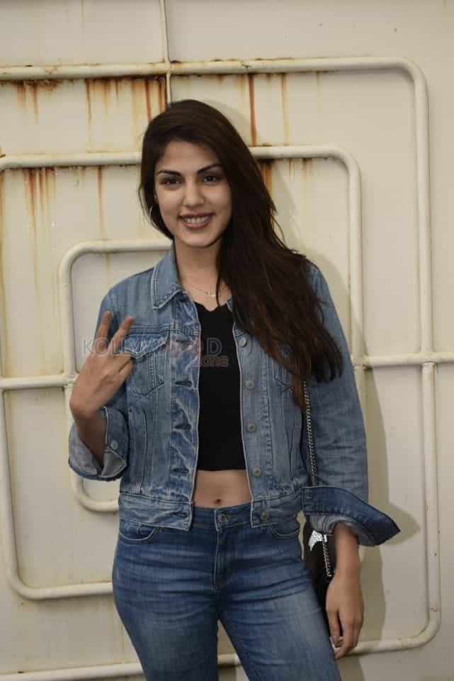 Rhea Chakraborty Spotted At Sunny Sound Juhu Photos