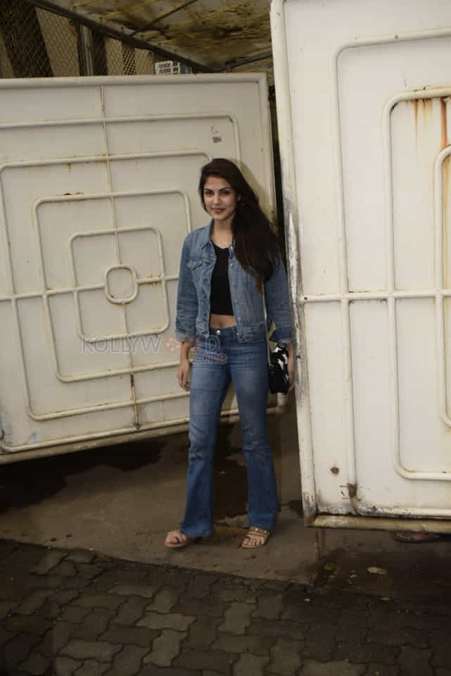 Rhea Chakraborty Spotted At Sunny Sound Juhu Photos