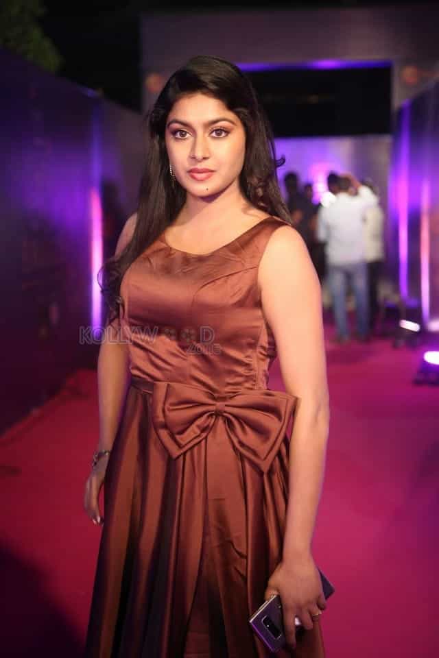 Sai Akshatha At Zee Apsara Awards Photos