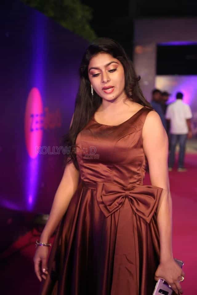 Sai Akshatha At Zee Apsara Awards Photos