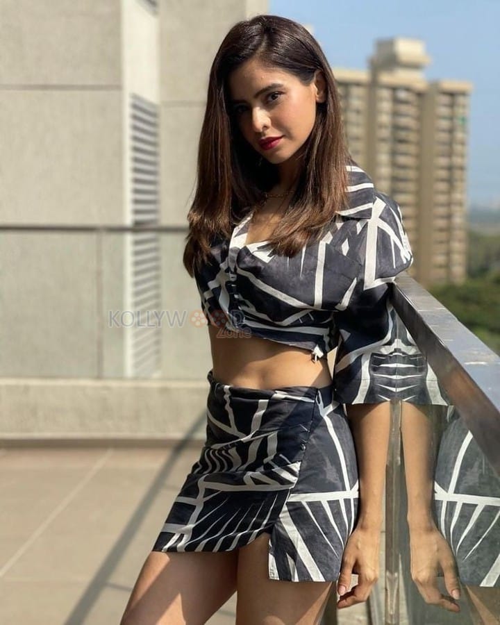 Sexy Aamna Sharif in a Black and White Mini Skirt and Crop Top Picture 01