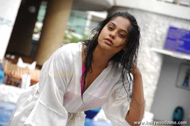 Sexy Actress Bindu Madhavi Pictures