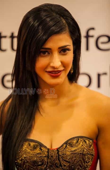 Sexy Actress Shruti Haasan Stills