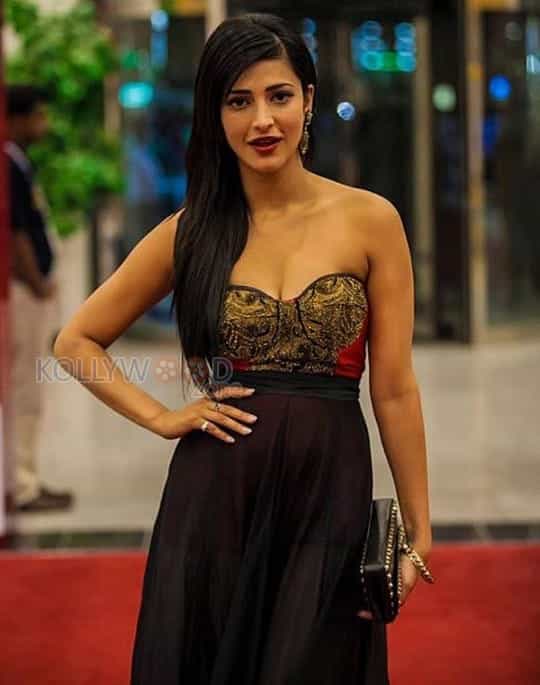 Sexy Actress Shruti Haasan Stills