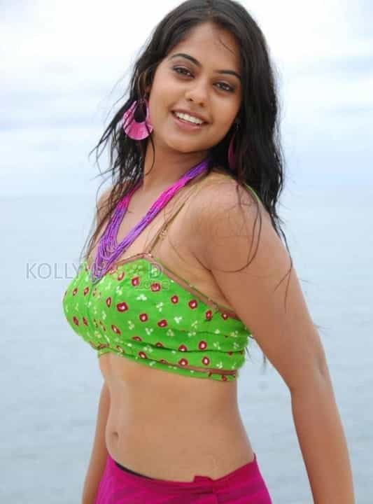 Sexy Bindhu Madhavi Pictures