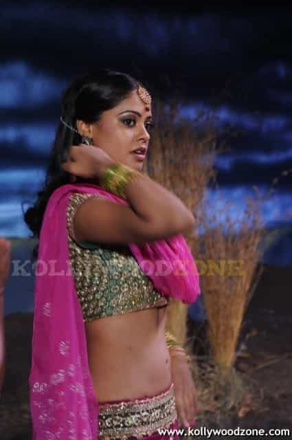 Sexy Bindu Madhavi Pictures