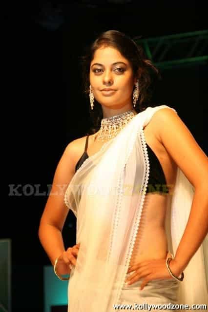 Sexy Bindu Madhavi Ramp Walk Pics