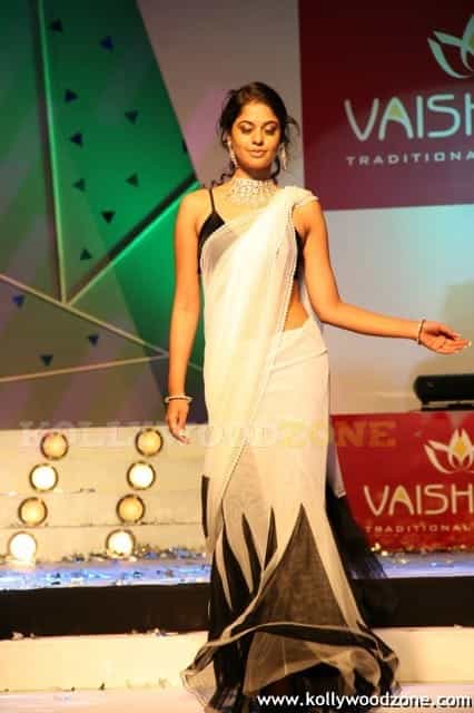 Sexy Bindu Madhavi Ramp Walk Pics