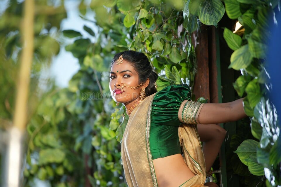 Sexy Divi Vadthya Silaka Mukku Dana Song Photos