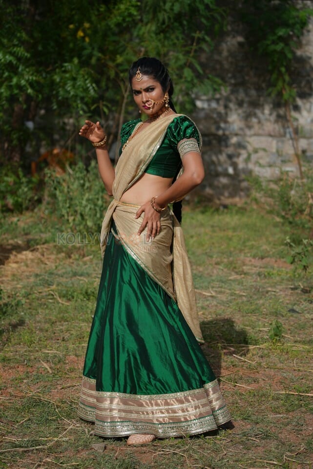 Sexy Divi Vadthya Silaka Mukku Dana Song Photos