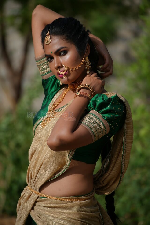 Sexy Divi Vadthya Silaka Mukku Dana Song Photos