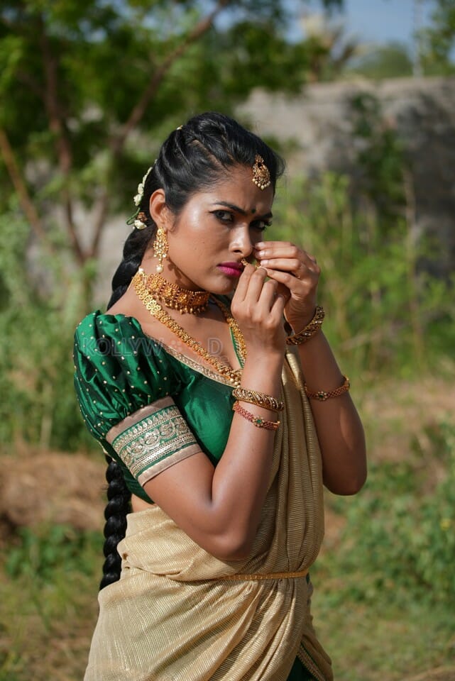 Sexy Divi Vadthya Silaka Mukku Dana Song Photos