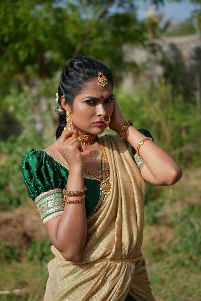 Sexy Divi Vadthya Silaka Mukku Dana Song Photos