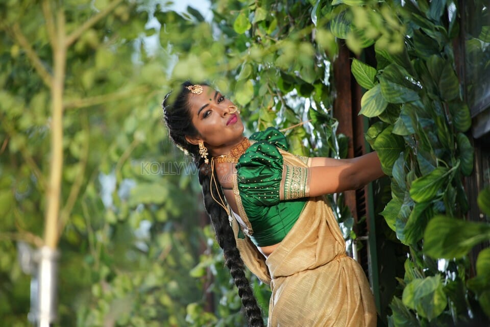 Sexy Divi Vadthya Silaka Mukku Dana Song Photos