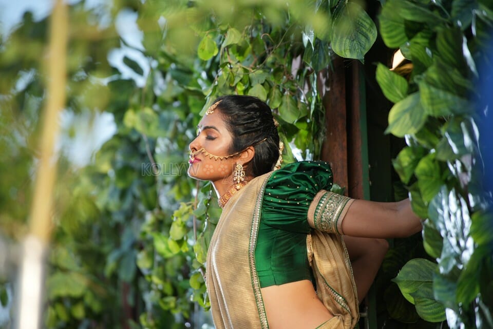 Sexy Divi Vadthya Silaka Mukku Dana Song Photos